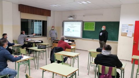 Carlos Parada (de pé, á dereita), nunha clase no instituto Río Cabe