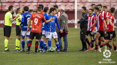 Jugadores del Logroñés y del Oviedo se saludan tras el partido