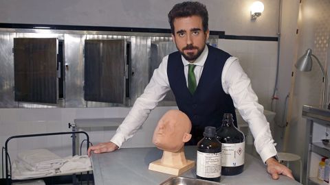 Miguel Canalejo posa caracterizado como Damián en el tanatorio, la tapadera para blanquear el dinero procedente del tráfico de drogas en su familia