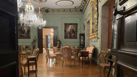 Imagen de uno de los salones de la planta baja del pazo de Meirás