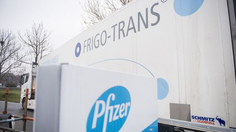 Camión frigorífico en la planta de producción de Pfizer en Bélgica