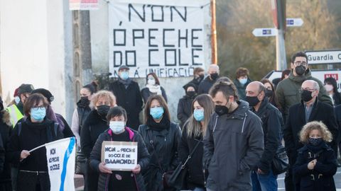Concentración de rechazo del cierre del colegio de Baamonde, en Begonte