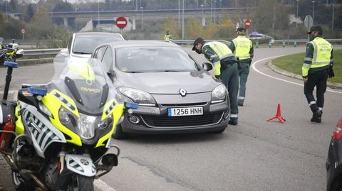 Agentes de la Guardia Civil de tráfico en un control de carretera cerca de Lugo