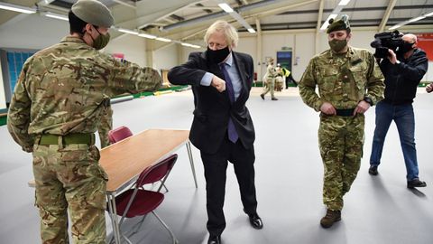 El primer ministro británico, Boris Johnson, saluda a un soldado en un centro de vacunación en Glasgow el pasado 28 de enero