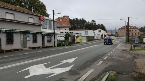 CRUCE DE SISAN , DE UN LADO DE LA CARRETERA ES CAMBADOS DEL OTRO RIBADUMIA