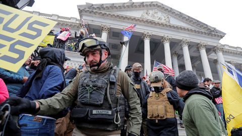 Miembros de Oath Keepers durante el asalto al Capitolio