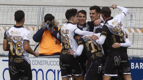 Los jugadores de Unionistas festejan un gol ante el Pontevedra
