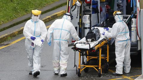 Los traslados e ingresos covid se suceden estos días en el hospital Montecelo, en Pontevedra