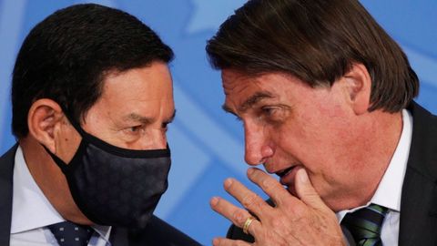 Bolsonaro charla con el vicepresidente Hamilton Mourão
