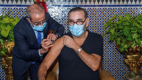 El rey de Marruecos, Mohamed VI, recibe la vacuna en el Palacio Real de Fez