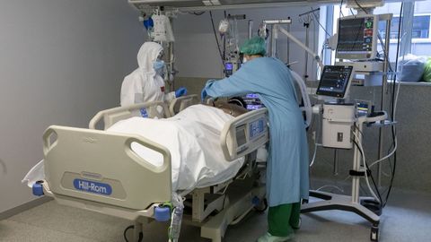 La uci del HULA, que cada vez acoge a pacientes más jóvenes