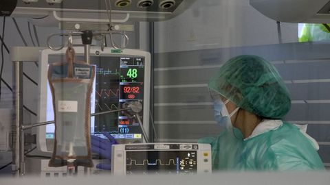 La uci del HULA, que cada vez acoge a pacientes más jóvenes