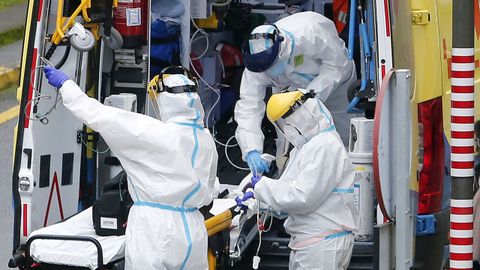 Técnicos sanitarios en el hospital Montecelo, de Pontevedra, esta semana