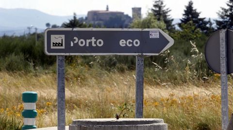 Un indicador desgastado en la entrada del puerto seco de Monforte