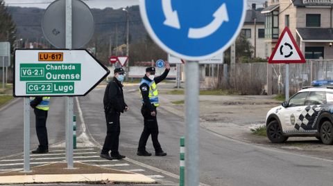 Agentes de las policías local y nacional, esta semana en un control de movilidad en una de las entradas a Monforte