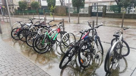 El Concello de Pontevedra ha localizado cinco bicicletas abandonadas en el aparcamiento de Joaquín Costa