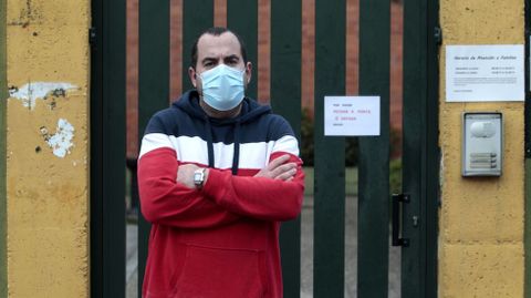 José Vicente Fernández, frente al colegio de su hija en Monforte