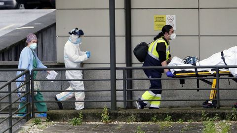 Traslado de un paciente en el área de Urgencias de Montecelo