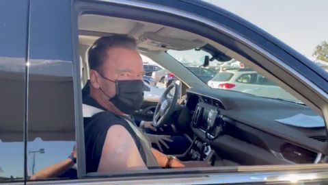 El actor y exgobernador Arnold Schwarzenegger, de 73 años, muestra su pinchazo tras conseguir ponerse la vacuna del covid-19