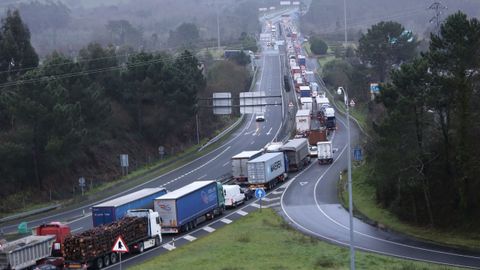 Retenciones de tres kilómetros en el puente internacional de Tui