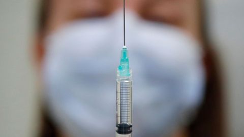 Una enfermera prepara una dosis de la vacuna de Pfizer y BioNTech