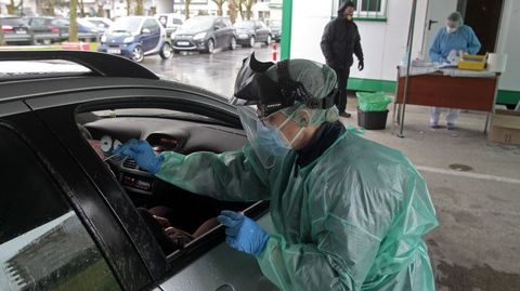 Toma de muestras para la realización de pruebas diagnósticas de covid-19 en el aparcamiento del hospital de Monforte