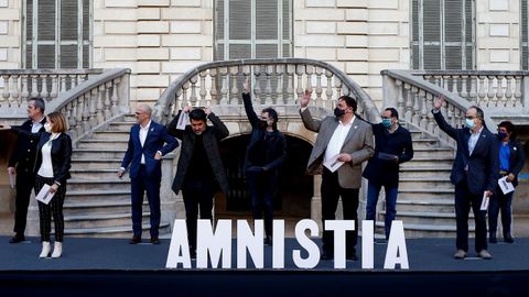 Acto conjunto de los nueve políticos presos del «procés», el único en el que participaron representantes de ERC y Junts, el 1 de febrero en Barcelona. A la izquierda, Forcadell (ERC) y Forn (JxCat); a la derecha, Bassa (ERC) y Turull (JxCat), y en el centro, Romeva (ERC), Sànchez (JxCat), Cuixart (Òmnium), Junqueras (ERC) y Rull (JxCat)