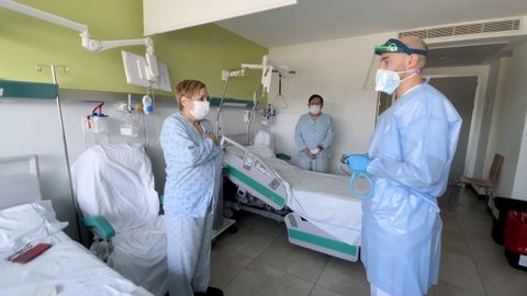 Dos pacientes con el médico que los atiende en la planta covid del CHUO