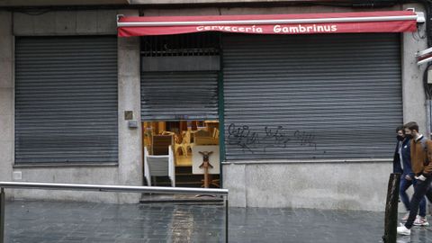 El cierre de la hostelería, que solo puede servir para llevar, y las limitaciones al comercio han hecho caer la actividad económica