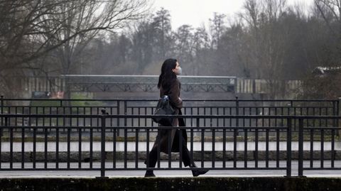 Una mujer con mascarilla camina por el puente nuevo de Monforte, en una fotografía de archivo