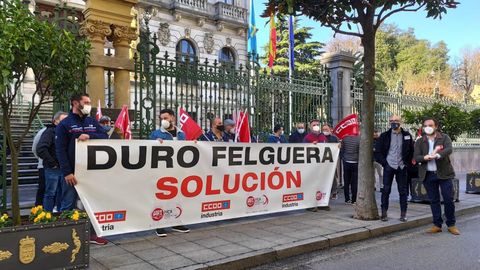 Trabajadores de Duro Felguera se concentran en la Junta General