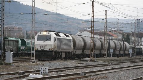Tren de mercancías estacionado en la estación, en la parte más próxima al centro logístico