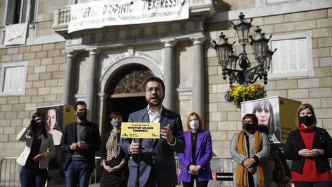 El vicepresidente de la Generalitat y candidato de ERC a las elecciones catalanas, Pere Aragonès (centro); acompañado de la secretaria general adjunta de ERC y candidata por Lérida, Marta Vilalta; del actual presidente del Parlamento, Roger Torrent; de la diputada de ERC y número 10 por Barcelona, Jenn Díaz; de la expresidenta del Parlamento, Carme Forcadell; de la exconsejera Dolors Bassa, y de la vicesecretaria general de Mujeres de ERC y candidata por Tarragona, Raquel Sans, interviene durante un acto electoral sobre feminismo en la plaza Sant Jaume de Barcelona