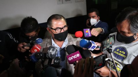 José Luis Castañeda, abogado de Alonso Ancira, responde a las preguntas de los periodistas a su llegada a México
