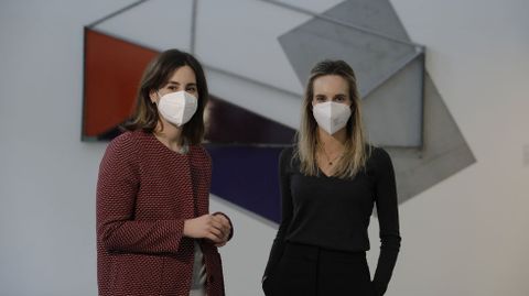 A la izquierda, Alba Formoso, coordinadora del torneo de debate, y a la derecha Carmen Arias, directora de la Fundación Barrié