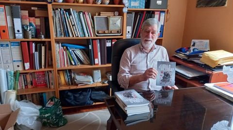 Luis Manuel Gurriarán, con una copia de «¿Lidia o victoria?»