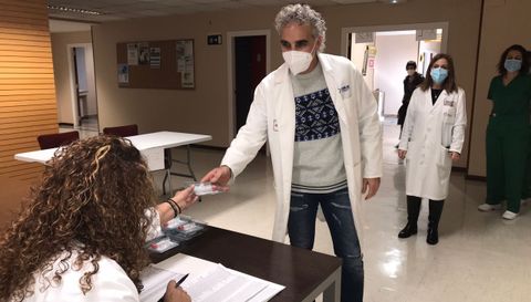 Los trabajadores de la sanidad pública coruñesa ya han comenzado recoger sus kits para el cribado colectivo del covid en los distintos hospitales y centros de especialidades de A Coruña, Betanzos y Carballo