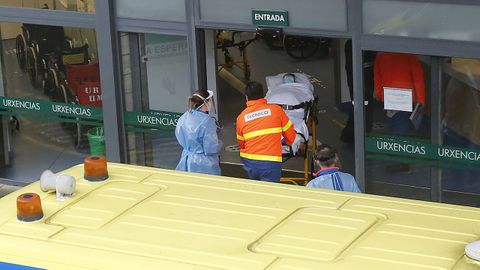 Entrada del servicio de urgencias del hospital Montecelo, en Pontevedra
