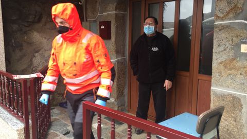 GES Muíños reparte la comida y la cena a vecinos aislados por el covid en O Barrio de Barxés