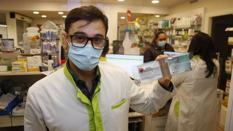 Francisco Torres, de la Farmacia Campolongo, en Pontevedra, donde se despachan los nuevos test salivares