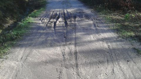 Marcas de rueda de motos en una pista en San Tomé de Piñeiro