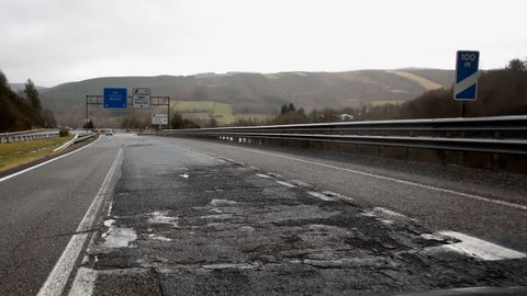El firme de la A-6 entre el túnel de Neira de Rei y O Cereixal está destrozado