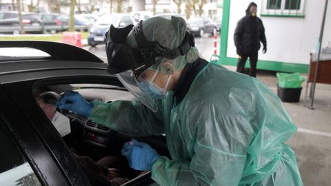 Toma de muestras para realización de pruebas PCR en el aparcamiento del hospital de Monforte, en una imagen de archivo