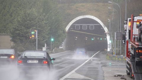 El túnel de la A-52 quedó cortado tras el incendio de un vehículo