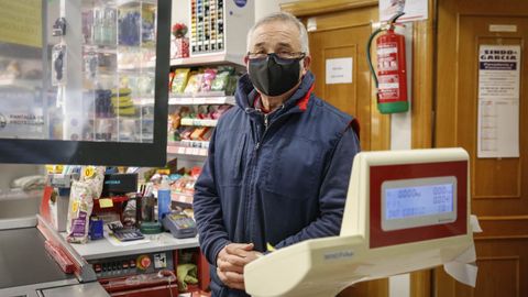 Plácido Perdiz en su tienda de Mugueimes
