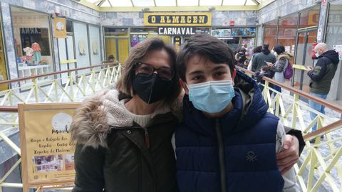 Nuria y David, ourensanos que acudieron a comprar este sábado a O Almacén