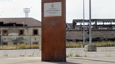 Poste metálico en el puerto seco que recuerda la inauguración en el 2014 de este parque empresarial