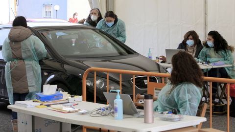 Reparto de los envases en los que se recogen las muestras para el cribado masivo que se está realizando en Monforte