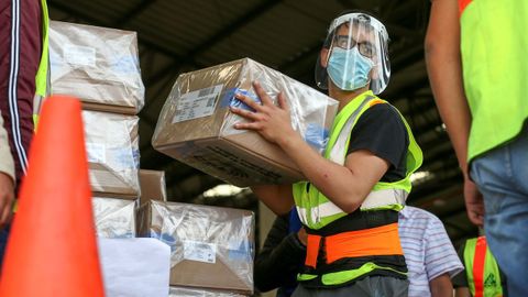 perarios del Consejo Nacional Electoral trabajan en la distribución de material electoral para las elecciones generales