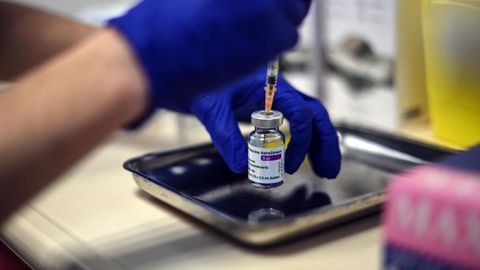 La vacuna de AstraZeneca en un hospital de Lyon, Francia